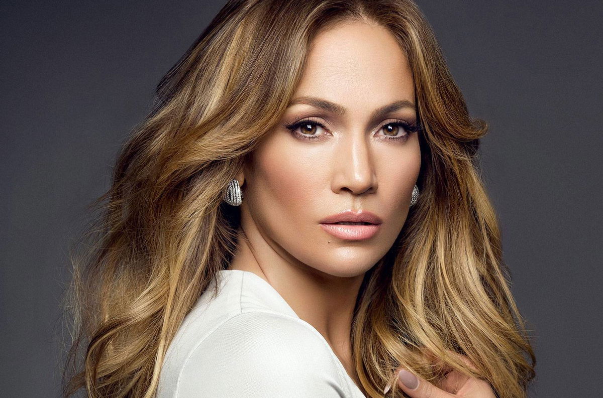 Jennifer Lopez e quel selfie “macabro”: un dettaglio sconvolge i fan (FOTO) article-post