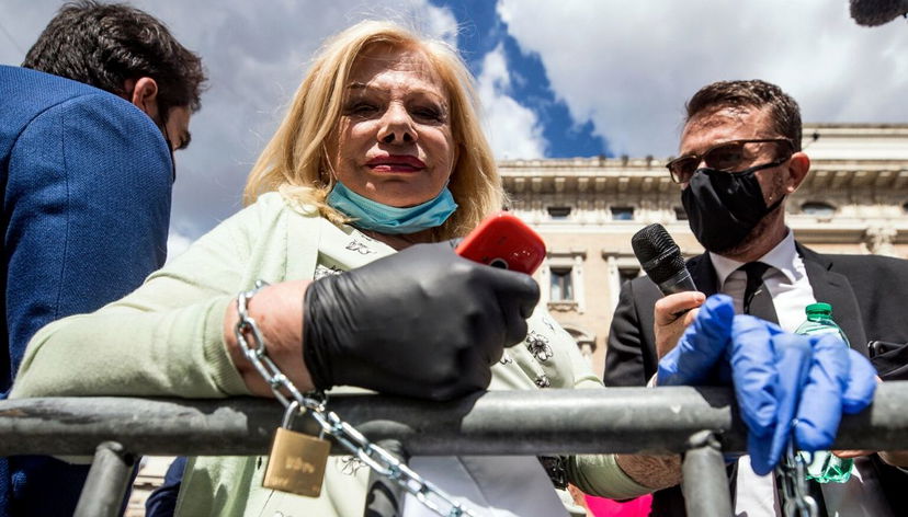 Malore per Sandra Milo, come sta? Ecco cosa è successo, parla la figlia Debora Ergas preview