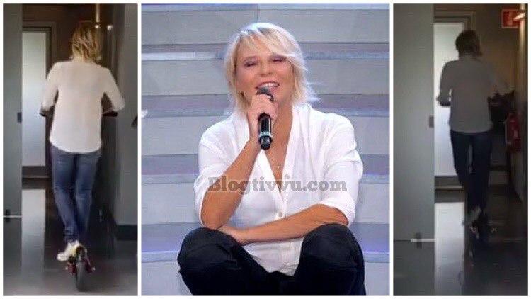 Maria De Filippi in monopattino fa impazzire il web (VIDEO) preview