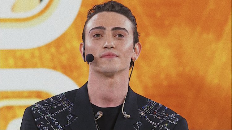 Michele Bravi, inno all’amore: “L’omofobia è una bestemmia” preview