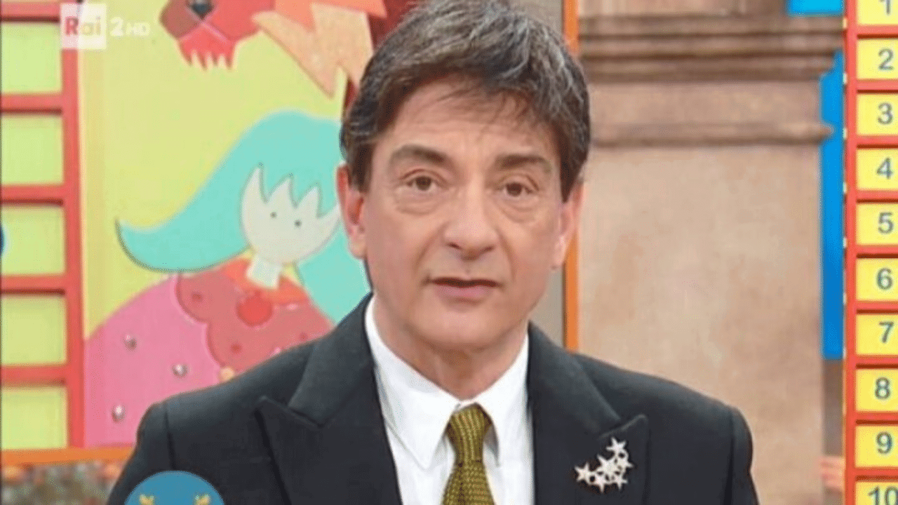 Paolo Fox in tv mentre presenta le previsioni dell'oroscopo