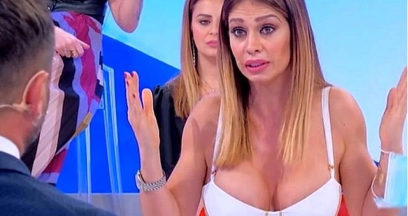 Enzo Capo lascia Pamela Barretta, i suoi vestiti a Uomini e Donne: Maria De Filippi sconcertata preview