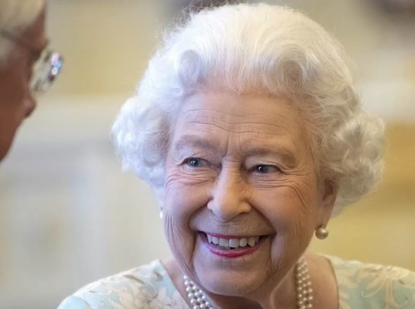 Regina Elisabetta, capelli sempre perfetti: dietro c’è un segreto, l’indiscrezione article-post