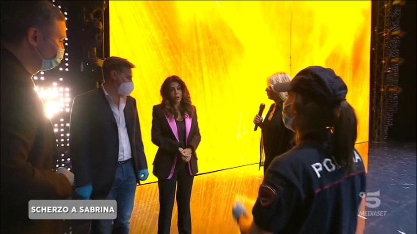 Sabrina Ferilli arrestata in diretta tv ad Amici Speciali: ma è uno scherzo di Maria De Filippi – VIDEO preview