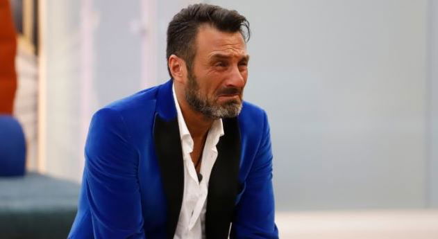 Sossio Aruta è disperato: “Vendo la frutta ma non posso vivere così, non so dove sbattere la testa” preview