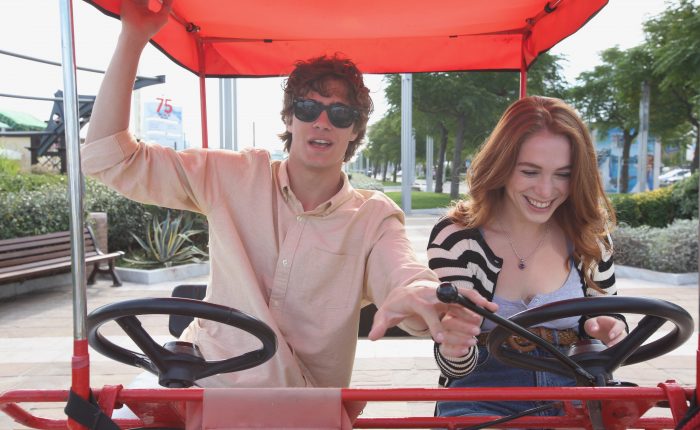 Sotto il sole di Riccione, film Netflix che strizza l’occhio a Sapore di mare: trama, musica e cast preview