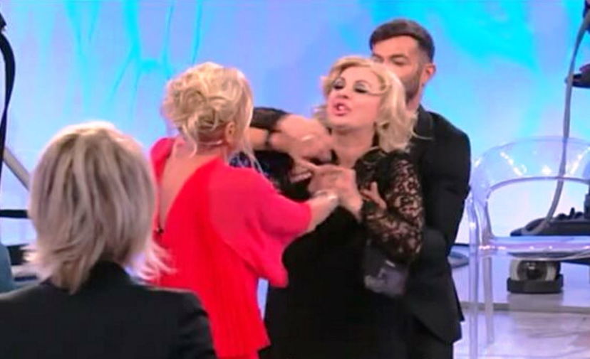 Tina Cipollari demolisce Gemma Galgani: “Rottame di donna!”, ecco perchè la tratta male preview