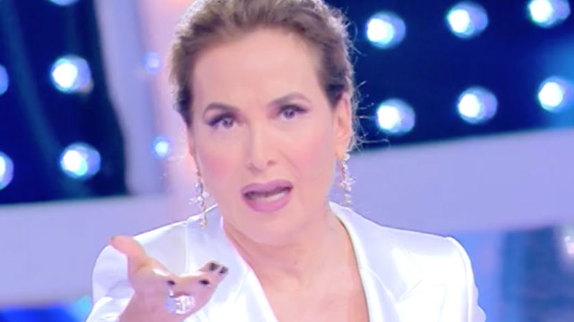 Live Non è la d’Urso ascolti flop, minimo storico: ma Carmelita festeggia su Twitter “Picchi di share” preview