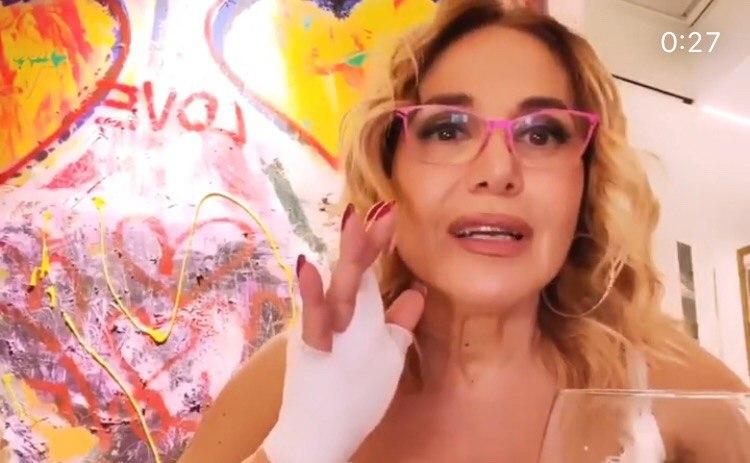 Barbara d’Urso, ustione alla mano sinistra o destra? Ecco la spiegazione preview