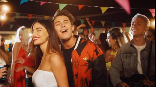Giulia Belmonte, fidanzata di Stash: nel video di Benji e Fede e la “figlia mai avuta” di Aristide Malnati article-post