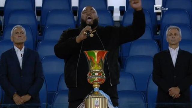 Sergio Sylvestre sbaglia l’inno di Mameli, finale Coppa Italia: ecco cosa è successo – VIDEO preview