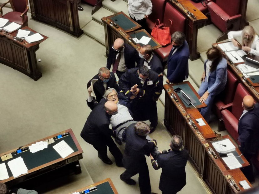 Vittorio Sgarbi allontanato di peso dalla Camera: “Vaffancul* stronz*!”, il video trash è virale preview