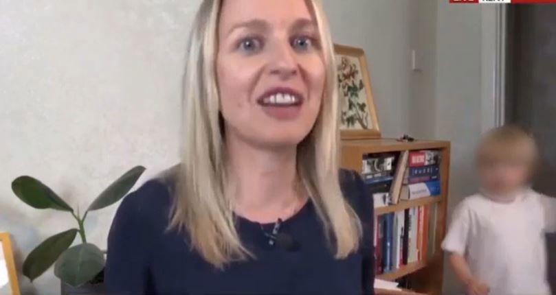 “Mamma, posso avere dei biscotti?”, bimbo interrompe giornalista in diretta TV: polemica per la reazione del collega (VIDEO) preview