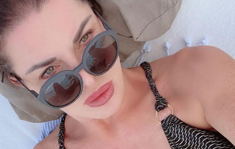 “Le foto senza ritocchi”, Alba Parietti replica al gossip dei settimanali dopo gli scatti dei paparazzi preview