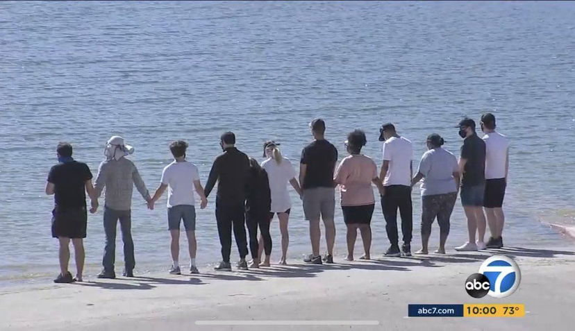 Cast di Glee sul lago Piru per Naya Rivera: la potente immagine entra nella storia preview