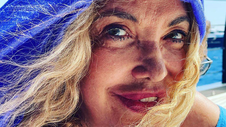 Simona Izzo è caduta dalla barca, come sta? “Avevo bevuto molto, sospetta frattura delle costole” (VIDEO) preview