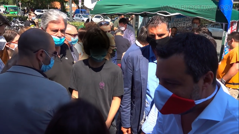 Figlio di Selvaggia Lucarelli contesta Salvini: “Il suo governo omofobo e razzista”, Leon identificato dalla Polizia preview