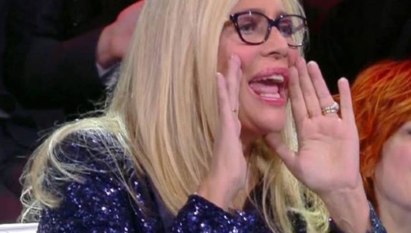 “Copriti che non hai niente di bello da mostrare!”, Mara Venier offesa dall’hater lo manda a quel paese preview