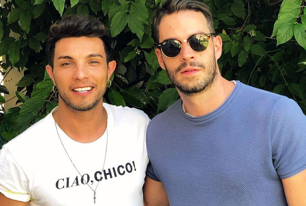 Marco Carta bacia il fidanzato Sirio Campedelli