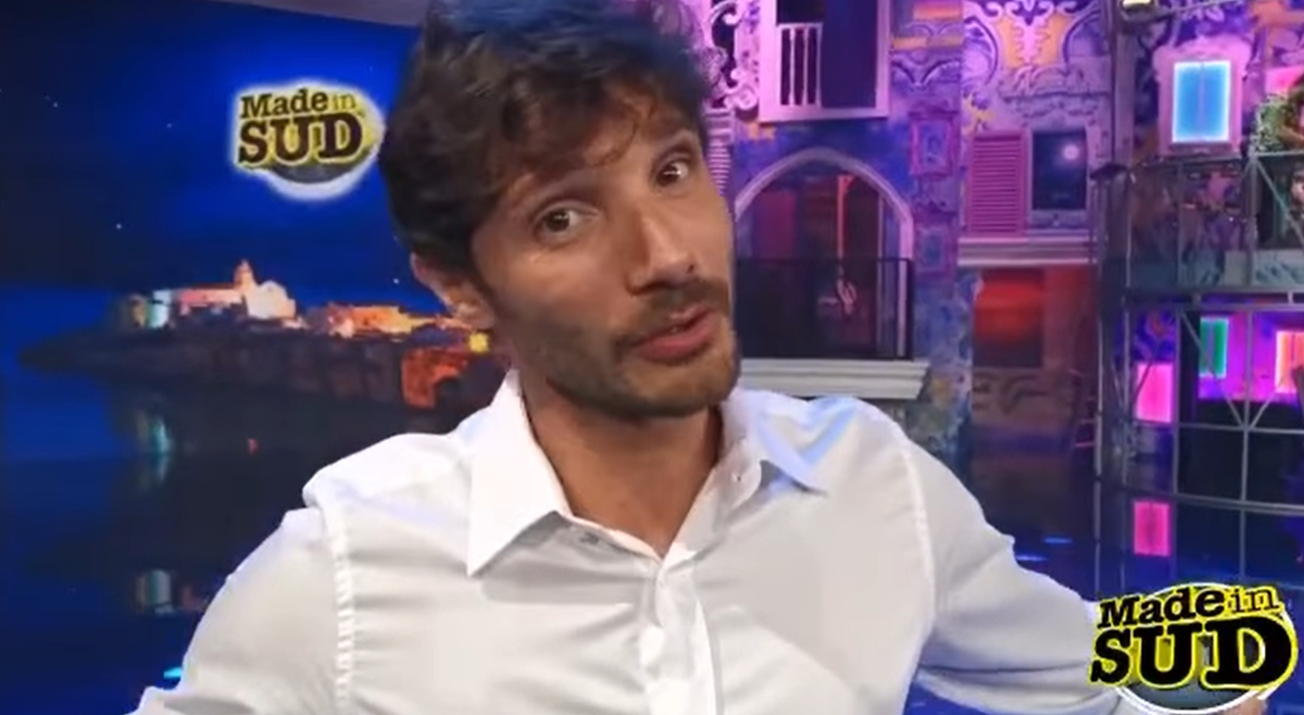 Stefano De Martino, il gossip sull’iPad, tra Belen e Mariana Rodriguez: la replica a Made in Sud article-post