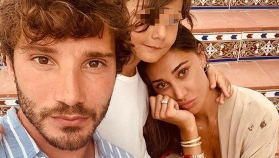 Belen Rodriguez e Stefano De Martino si incontrano per Santiago: gelo tra di loro e nessun saluto (VIDEO) preview
