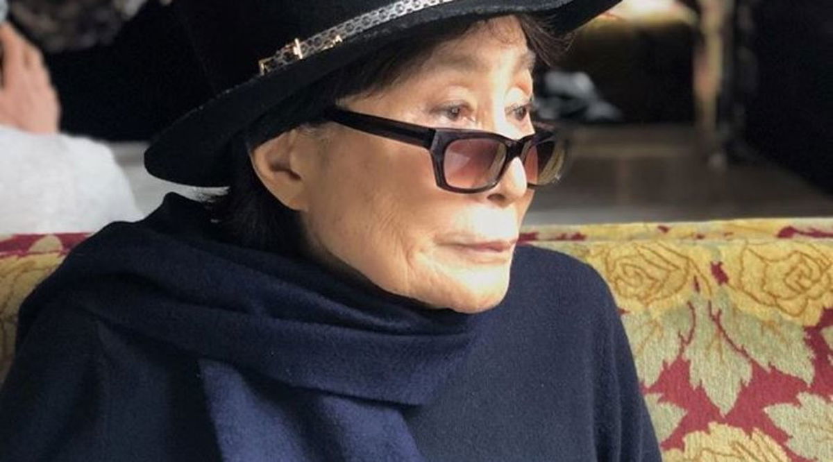 Yoko Ono, vedova di John Lennon sta male: sulla sedia a rotelle da tre anni “assistenza h24” article-post