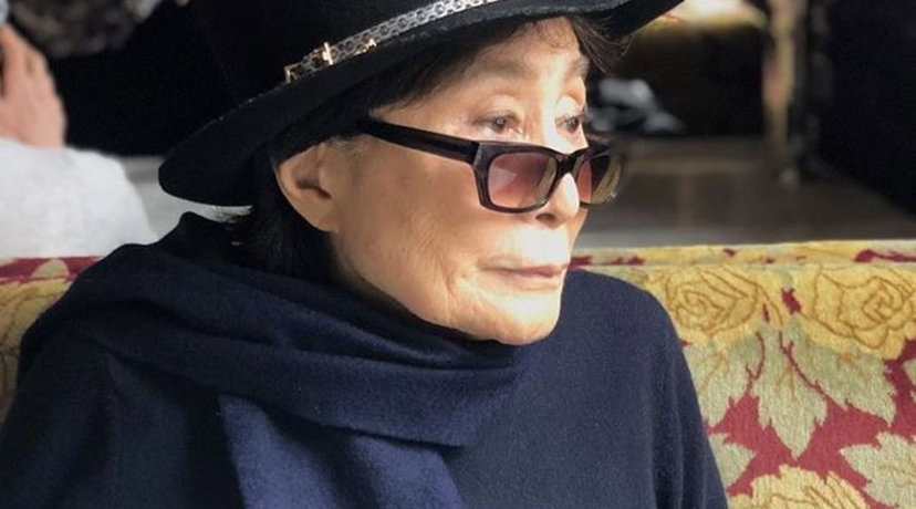 Yoko Ono, vedova di John Lennon sta male: sulla sedia a rotelle da tre anni “assistenza h24” preview