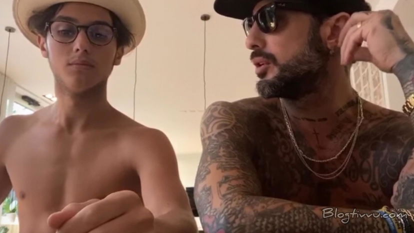 Carlos Maria chiede scusa per lo scivolone omofobo: Fabrizio Corona taglia corto (VIDEO) preview