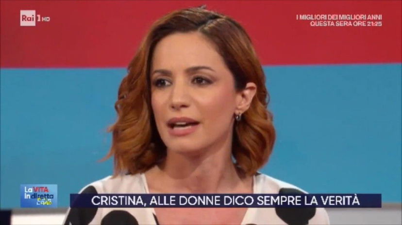 Andrea Delogu mostra gli inestetismi della cellulite in diretta tv: “E’ umano, accettiamoci” – VIDEO preview