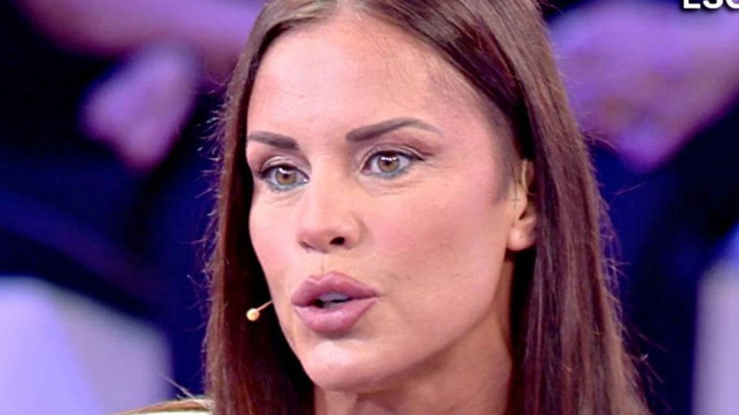 Antonella Mosetti positiva al Covid fa dell’ironia e difende Briatore: “A tutti gli invidiosi…” preview