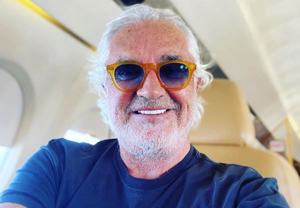 Flavio Briatore dimesso scherza con i fotografi: “Non avvicinatevi o vi attacco tutto” – VIDEO preview