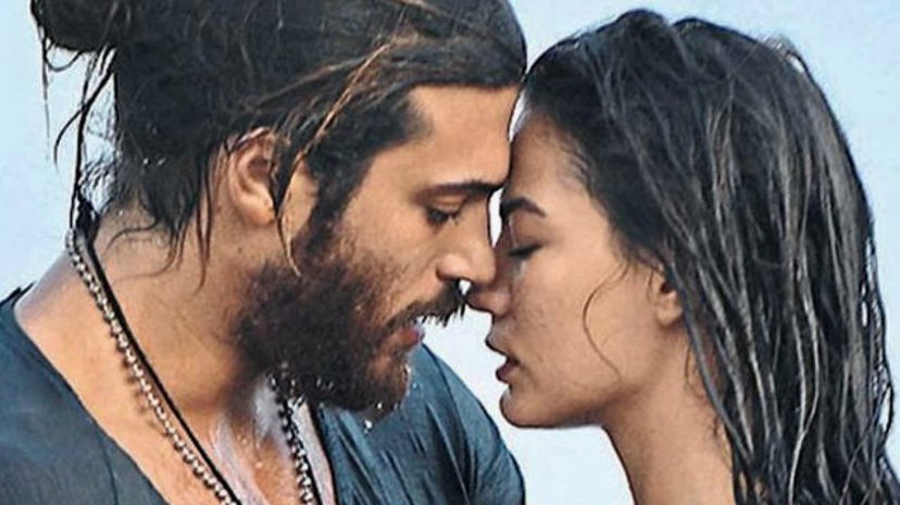 Can Yaman svela qual è il suo rapporto con Demet e parla dei fan: “A volte sono un po’ soffocanti” preview