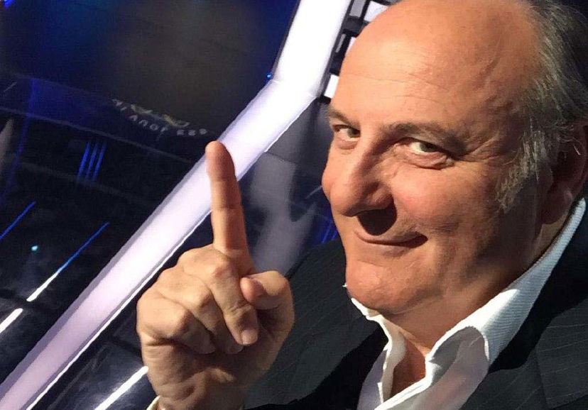 Gerry Scotti, video con le stampelle: cosa è successo? Il conduttore spiega tutto e svela come sta preview
