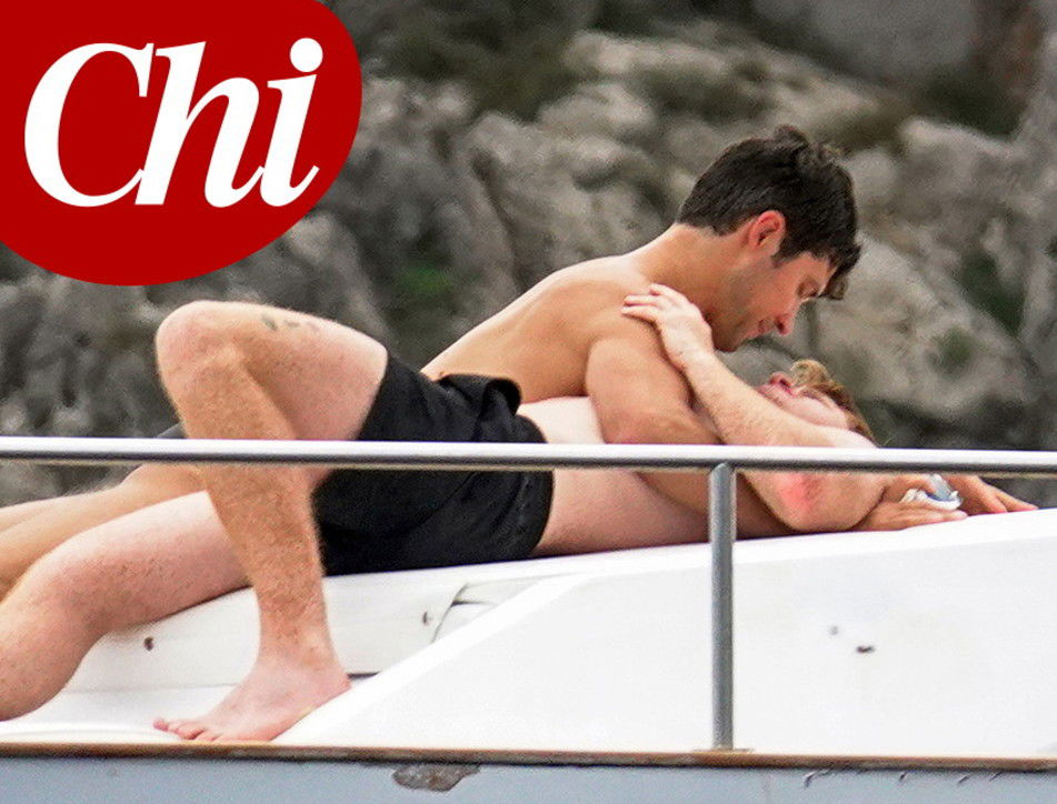 Roberto Bolle e Daniel Lee, scoppia la passione in Costiera Amalfitana: baci e coccole bollenti article-post