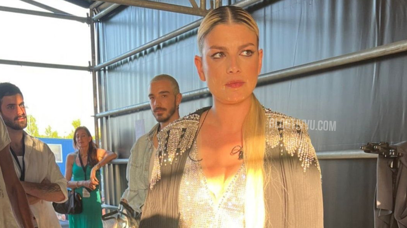 Fan di Emma Marrone si sente male: lei interrompe il concerto e aiuta i soccorsi – VIDEO preview