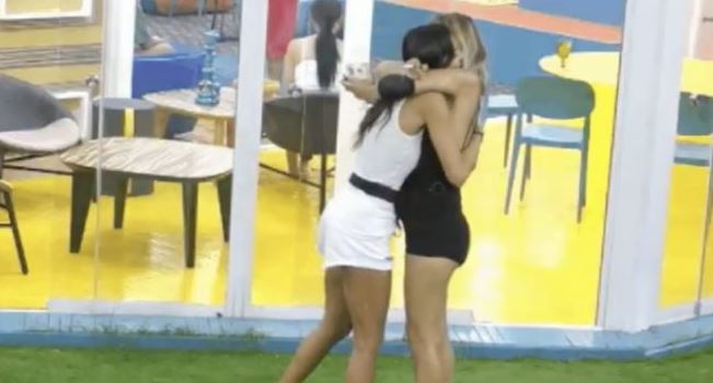 Elisabetta Gregoraci e Myriam Catania, bacio lesbo (involontario) di cui non si è accorto nessuno (VIDEO) preview