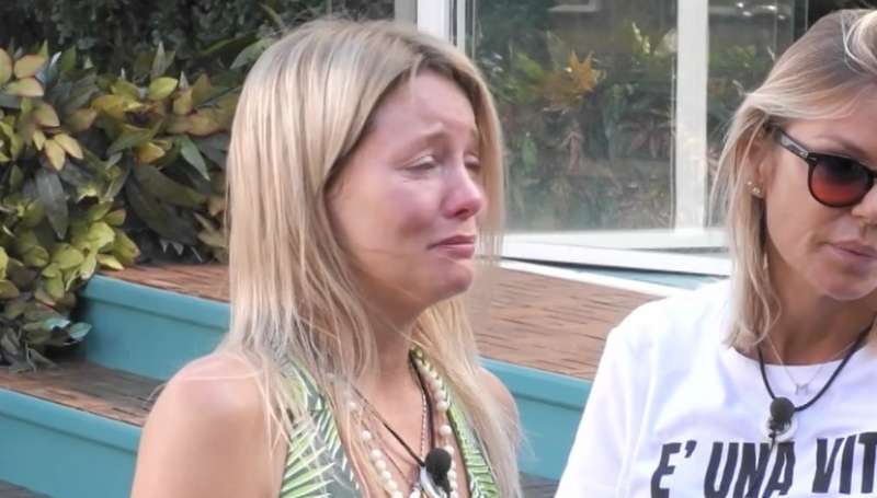 GF Vip, Flavia Vento piange in hotel: non ha ancora visto i cani “Sente che sono disperati…”, ma lei smentisce preview