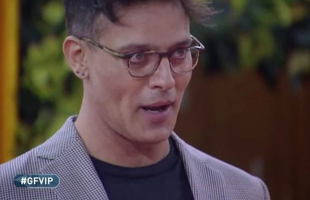 Gabriel Garko scherza dopo il coming out: “Camminerò con altre gambe, ma non con i tacchi!” preview