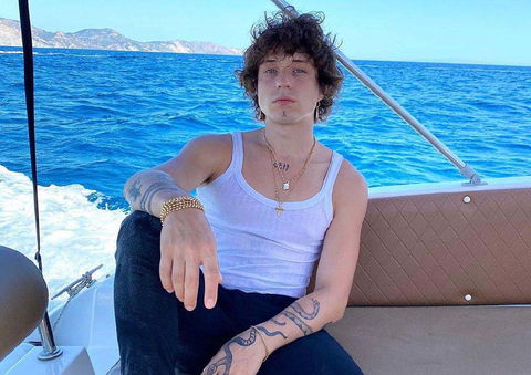 Irama, flirt con un’ex protagonista di Amici: lo scoop preview