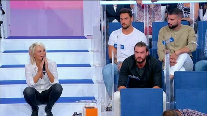 “Te ne devi andare!”: Uomini e Donne, Maria De Filippi “caccia” un corteggiatore ostinato (VIDEO) preview