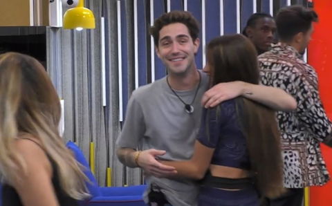 Franceska Pepe ci prova con Tommaso Zorzi e tenta un “limone”: “Mi sto innamorando, sei davvero gay?” – VIDEO preview