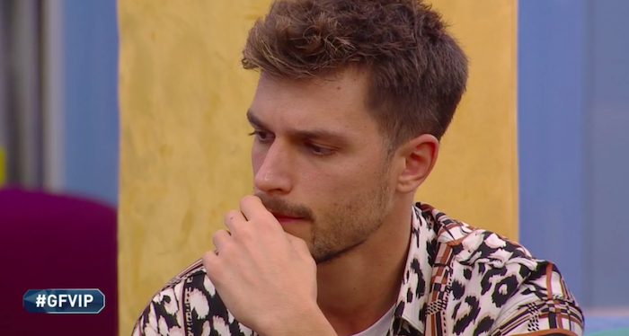 Andrea Zelletta con le spalle al muro