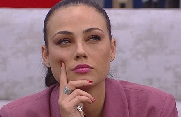 Lo staff di Adua Del Vesco crea un “movimento sociale” e scatena nuove polemiche preview