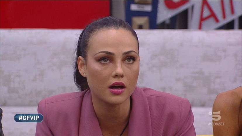 Zorzi sbugiarda Adua dopo outing a Massimiliano Morra, lei scoppia a piangere: “Voglio andare a casa!” preview