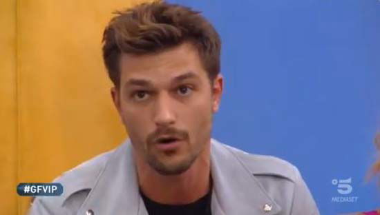 Aereo sfottò per Andrea Zelletta al GF Vip: “Da trono a comodino”, il web apre una raccolta fondi article-post