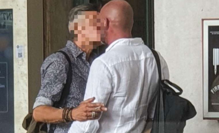 Famoso cantante beccato mentre bacia un misterioso uomo: il gossip choc (FOTO) preview