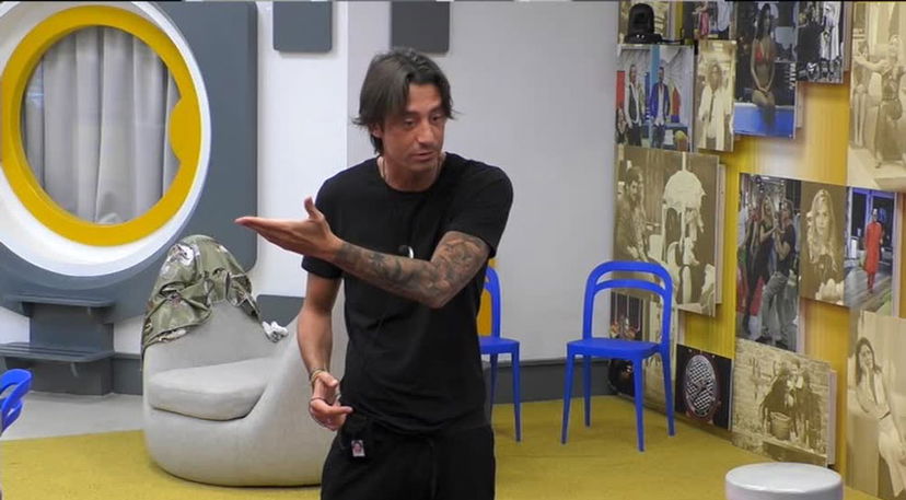 GF Vip, Oppini squalificato per avere lanciato una sedia a Zorzi? Sul web si ricorda un episodio simile preview