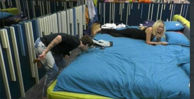 GF Vip, Maria Teresa Ruta si fa la pipì a letto, Tommaso Zorzi: “Si è pisciat* addosso?” (VIDEO) article-post