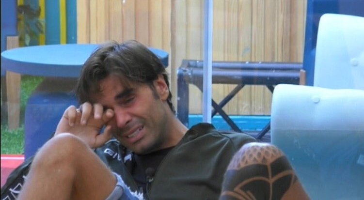 Massimiliano Morra in lacrime: GF Vip aggiorna su situazione Covid e poi censura i commenti? preview