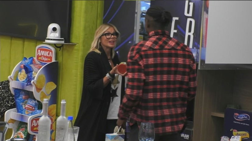 Scherzo di Matilde Brandi al GF Vip: simula il vomito e il web s’infuria (VIDEO) preview